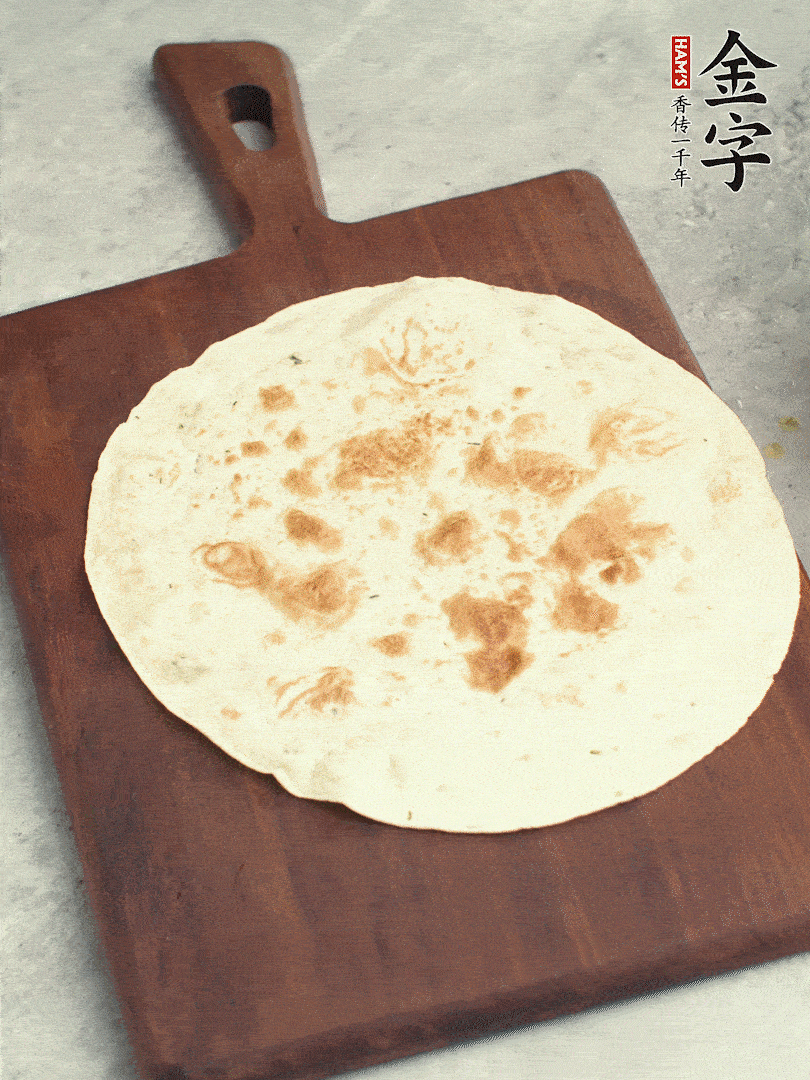 食材依次鋪在卷餅皮上，卷起來。