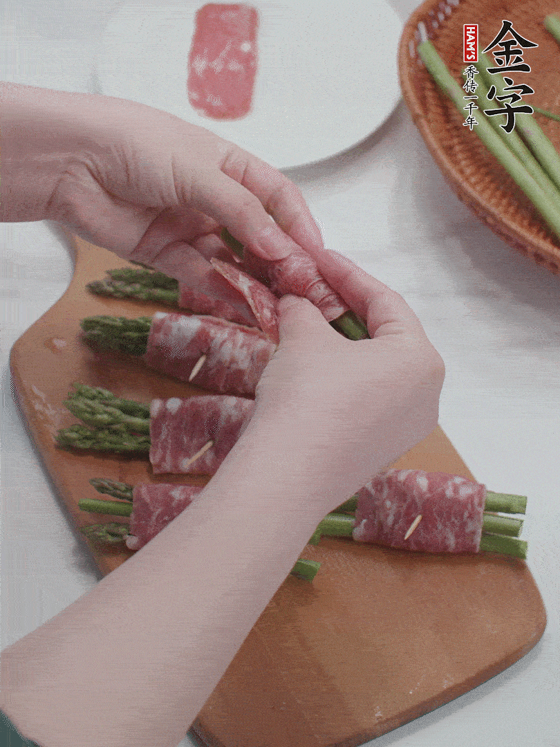 蘆筍切小段，蘆筍段用金字培根火腿卷起。