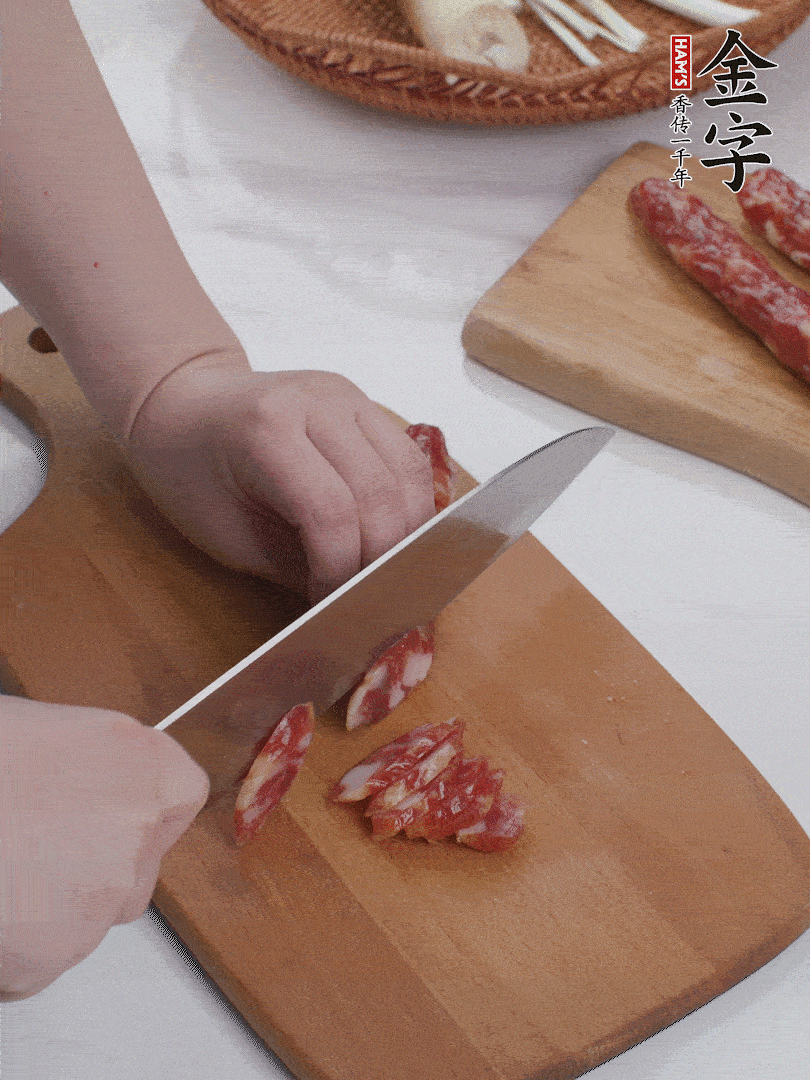 金字香腸切薄片。