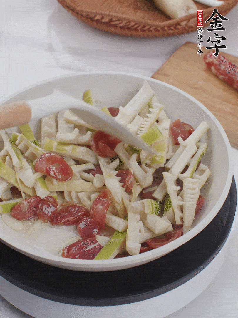 下春筍翻炒均勻，一小撮鹽調(diào)味。