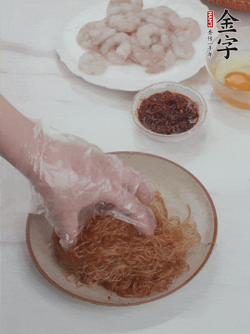 粉絲泡軟后，入沸水煮10秒，撈出后加1/2勺老抽、1/2勺食用油挑松。