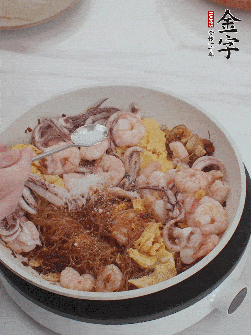 加雞蛋，蝦仁，魷魚混合。