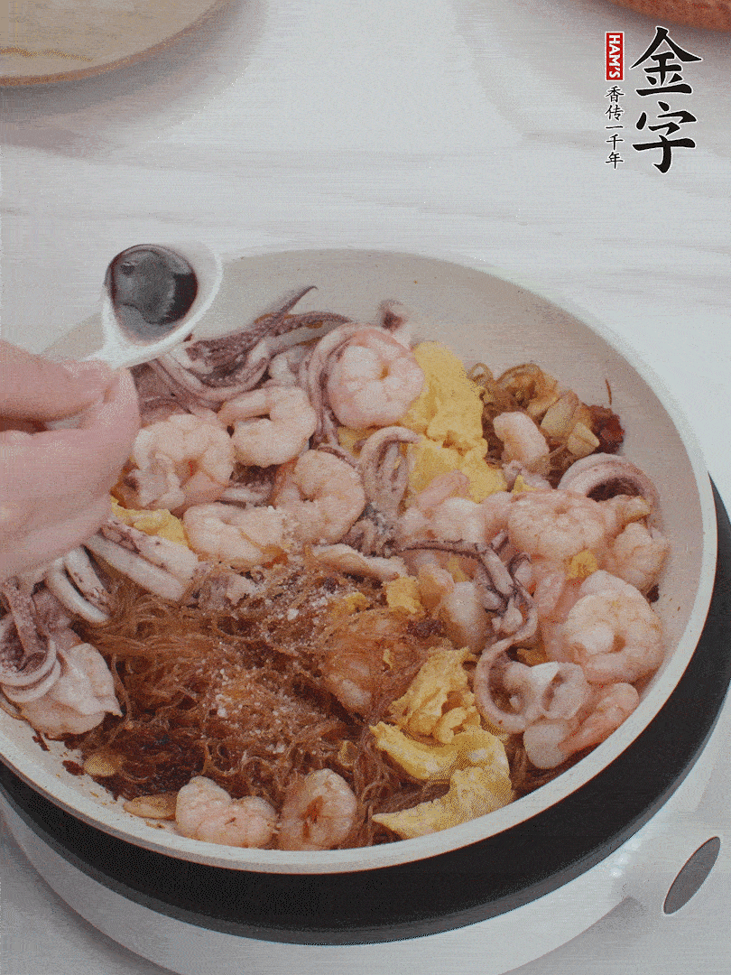 放1/3勺鹽、1/3勺雞精、1/3勺糖、2/3勺生抽調(diào)味。