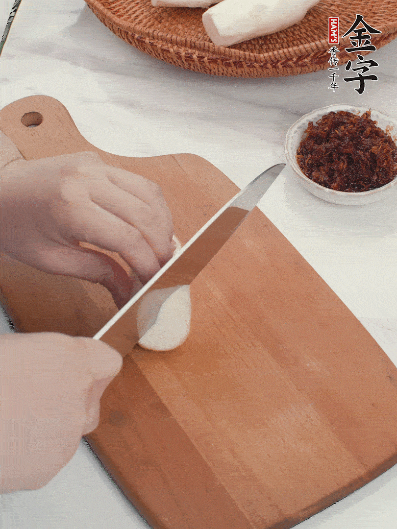 茭白剝殼，洗凈后切滾刀塊。