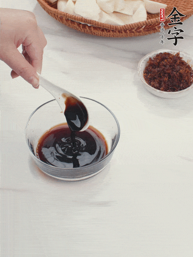 將生抽、老抽、黃酒和白砂糖在小碗里調(diào)成味汁。