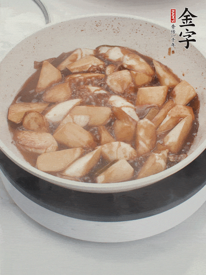 待茭白煸到微微發(fā)黃加入調(diào)好的味汁翻炒。加一小碗清水蓋蓋子燜3-4分鐘。