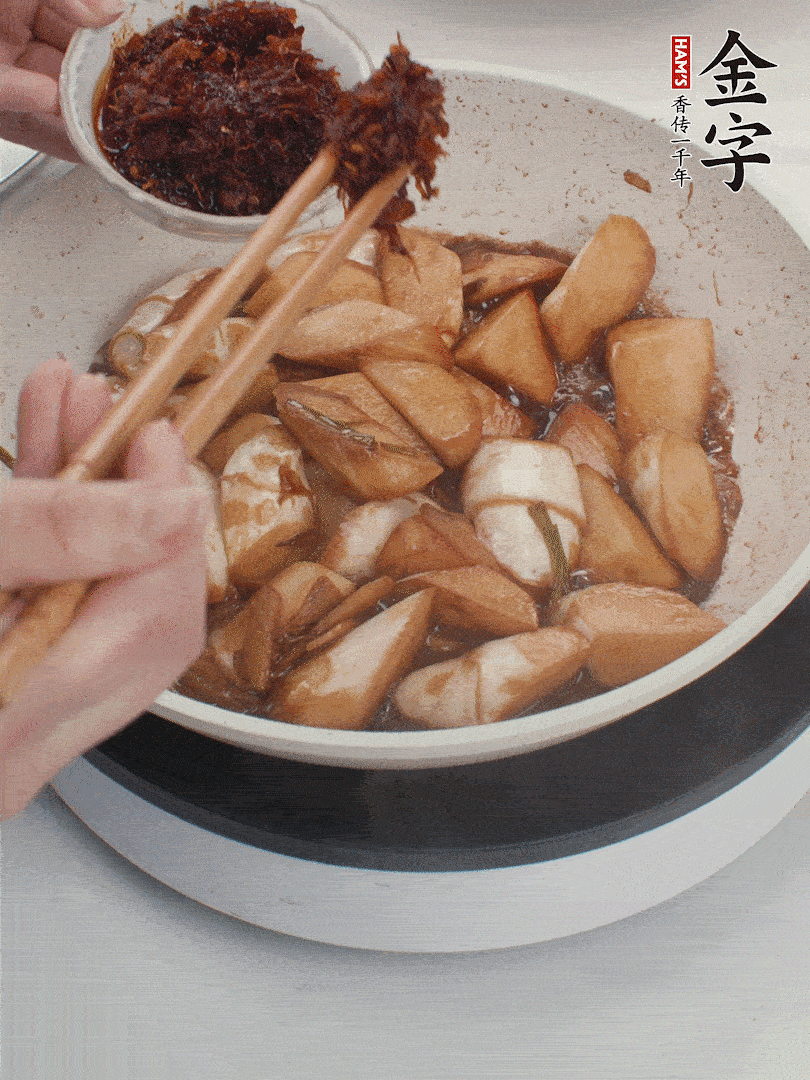 湯汁收濃，加金字火腿XO醬翻炒均勻。