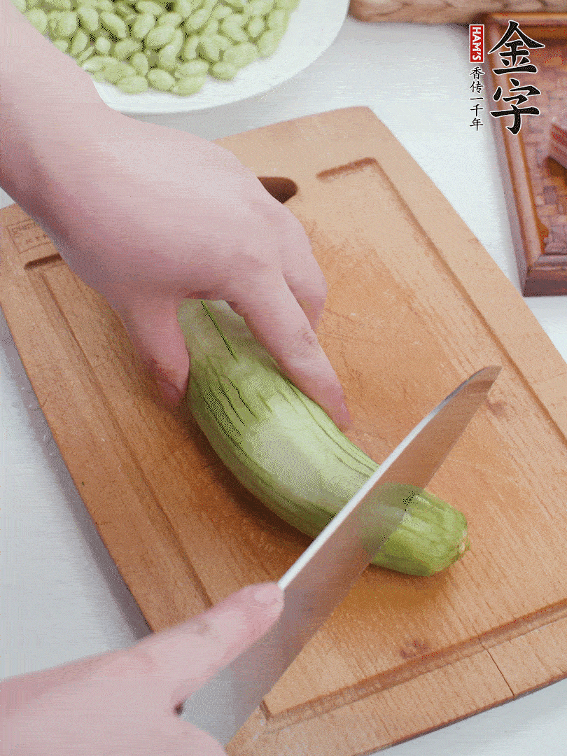 絲瓜去掉外皮，去掉兩端，切成滾刀塊。