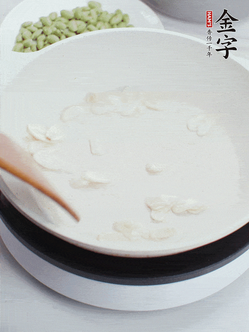 金字淡咸肉煮15分鐘，撈出切片。油5成熱時(shí)，蒜末、咸肉爆香。