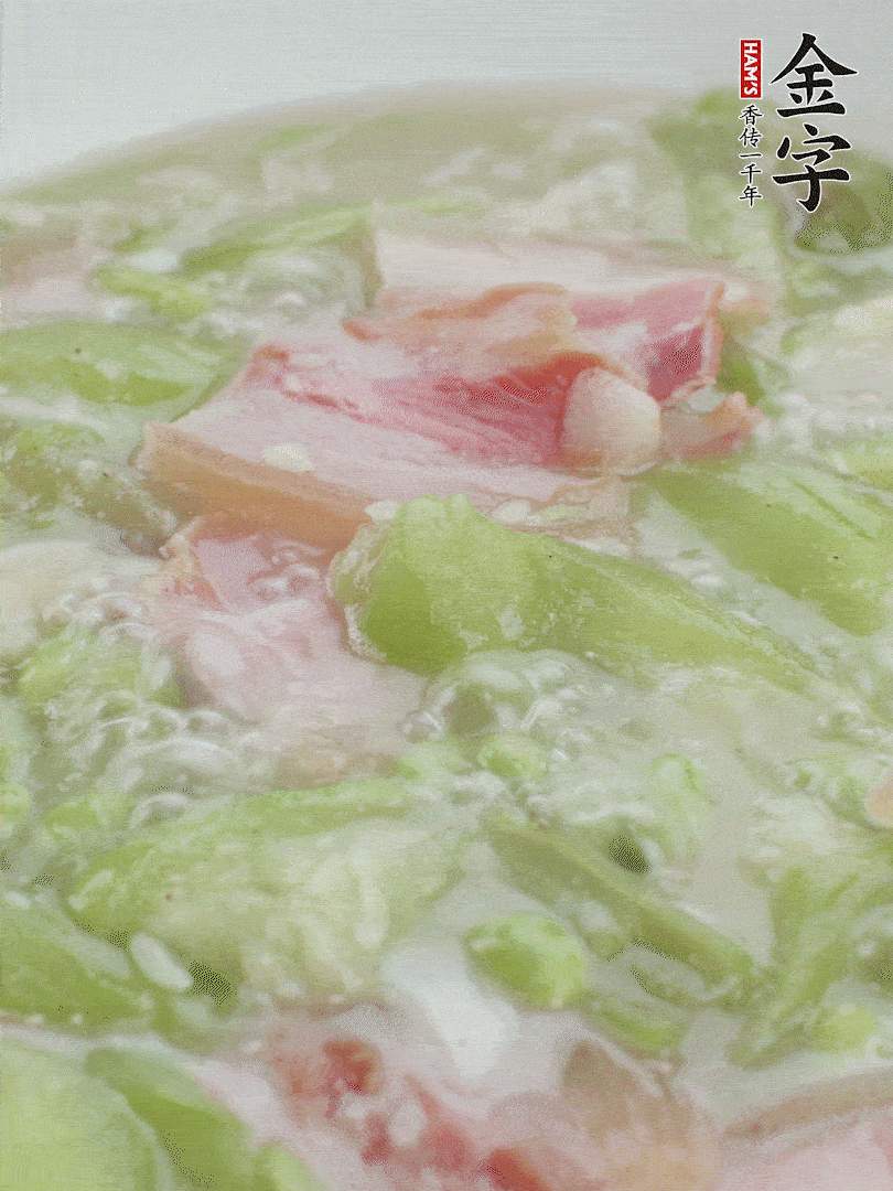 加一點(diǎn)熱水、白胡椒粉、雞精翻炒1分鐘。