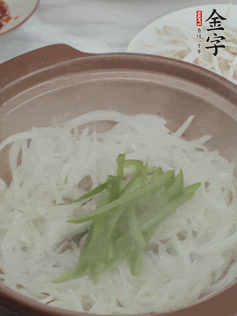 放烏冬面、青紅椒、豆芽。