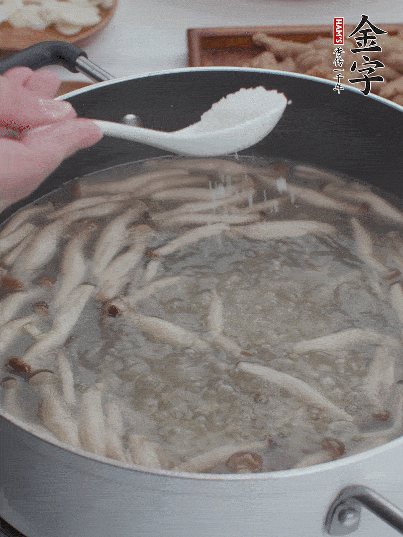 1勺鹽、一點胡椒粉調(diào)味。