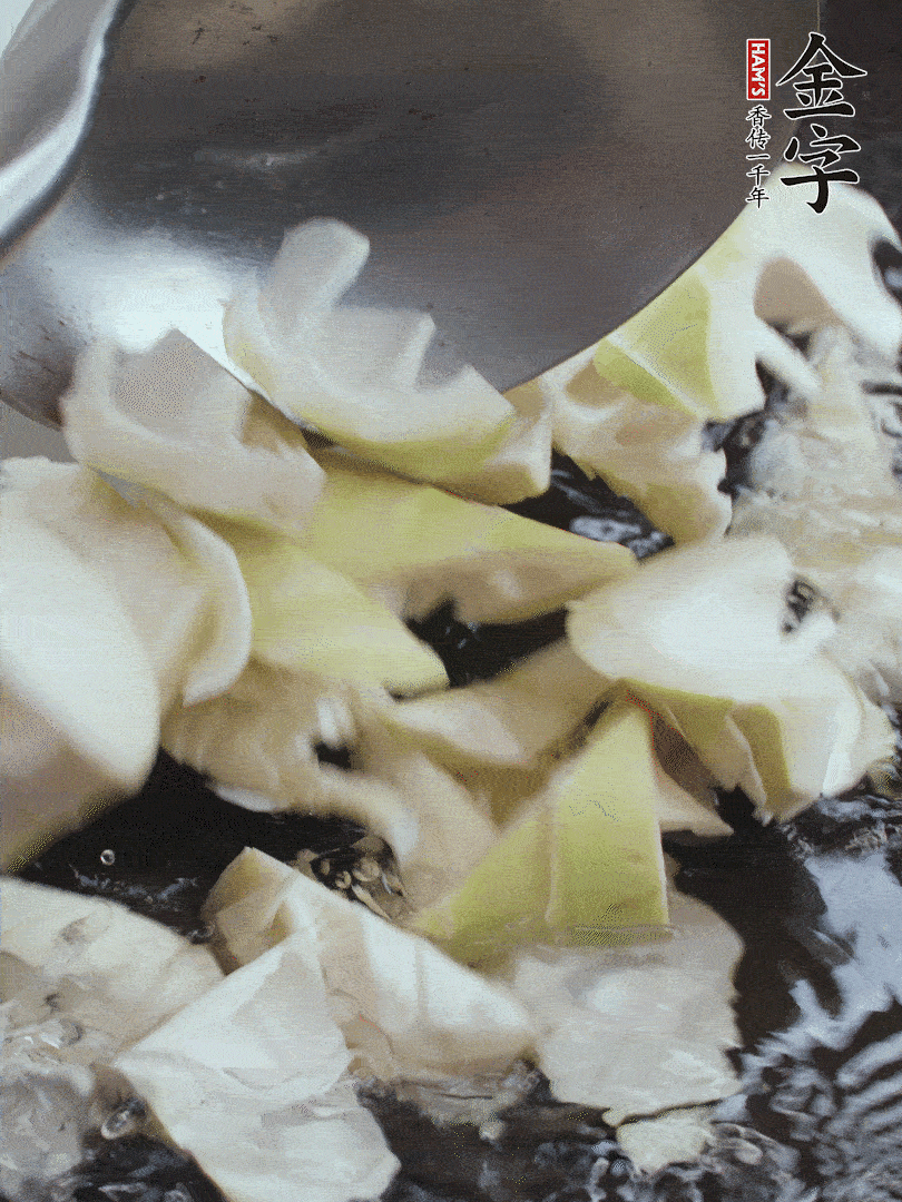 新鮮春筍去老根，剝殼切滾刀塊焯水去澀。