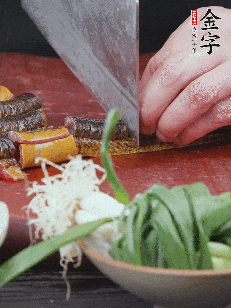 黃鱔去內(nèi)臟洗凈，切花刀斬段。沸水下鍋，加黃酒焯水去血沫。