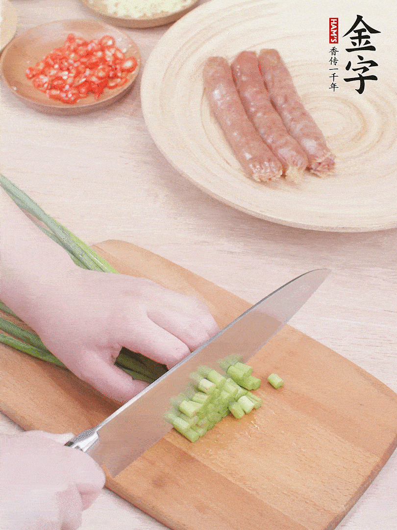 蒜苔切丁，蔥姜蒜切小丁，小米辣切圈。