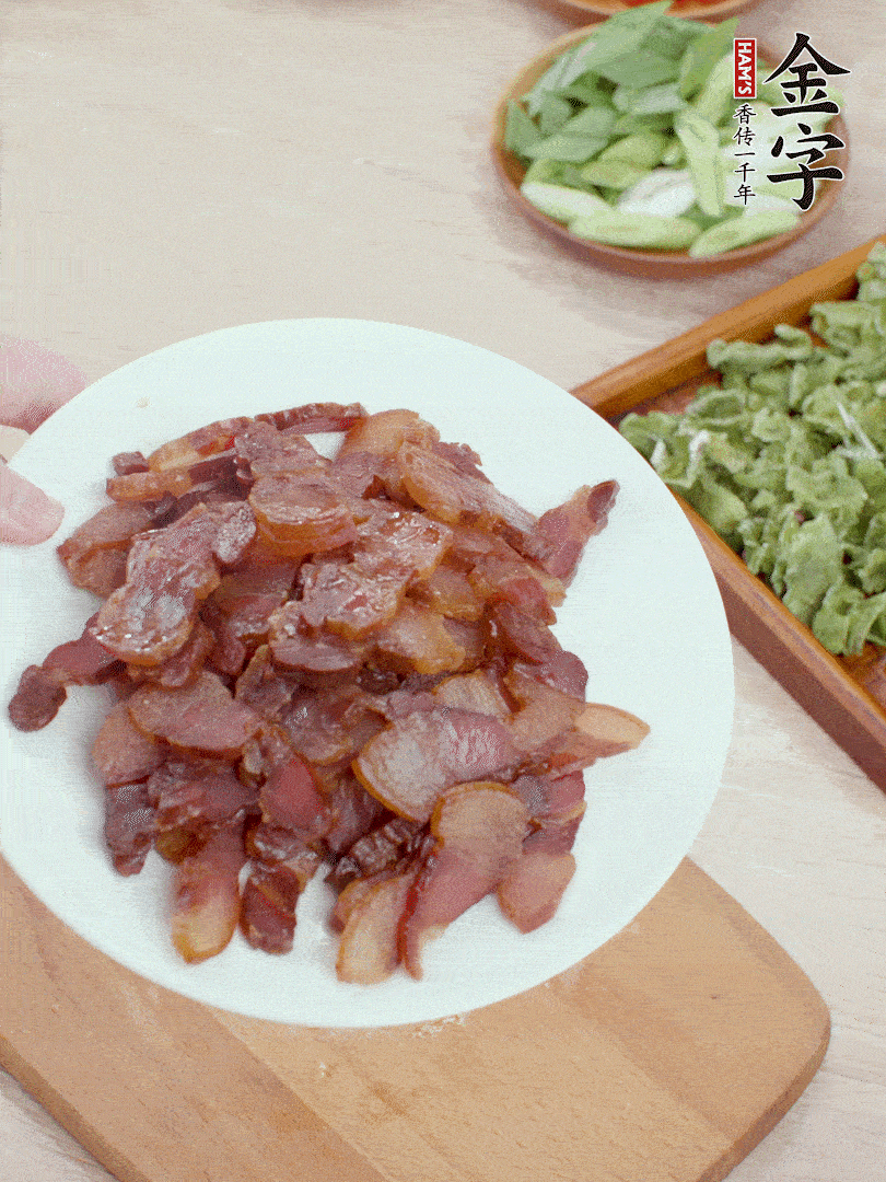 臘肉水煮15分鐘，切薄片。