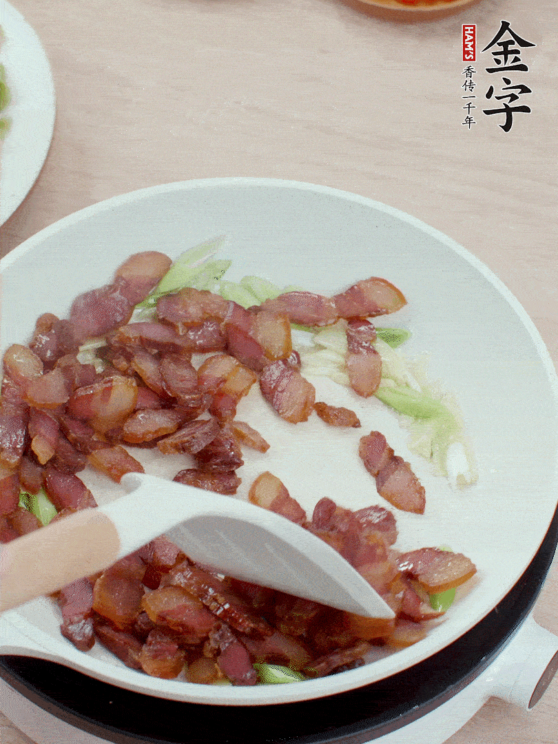 鍋中少許油，姜、蒜白爆香，下臘肉煸出油脂。