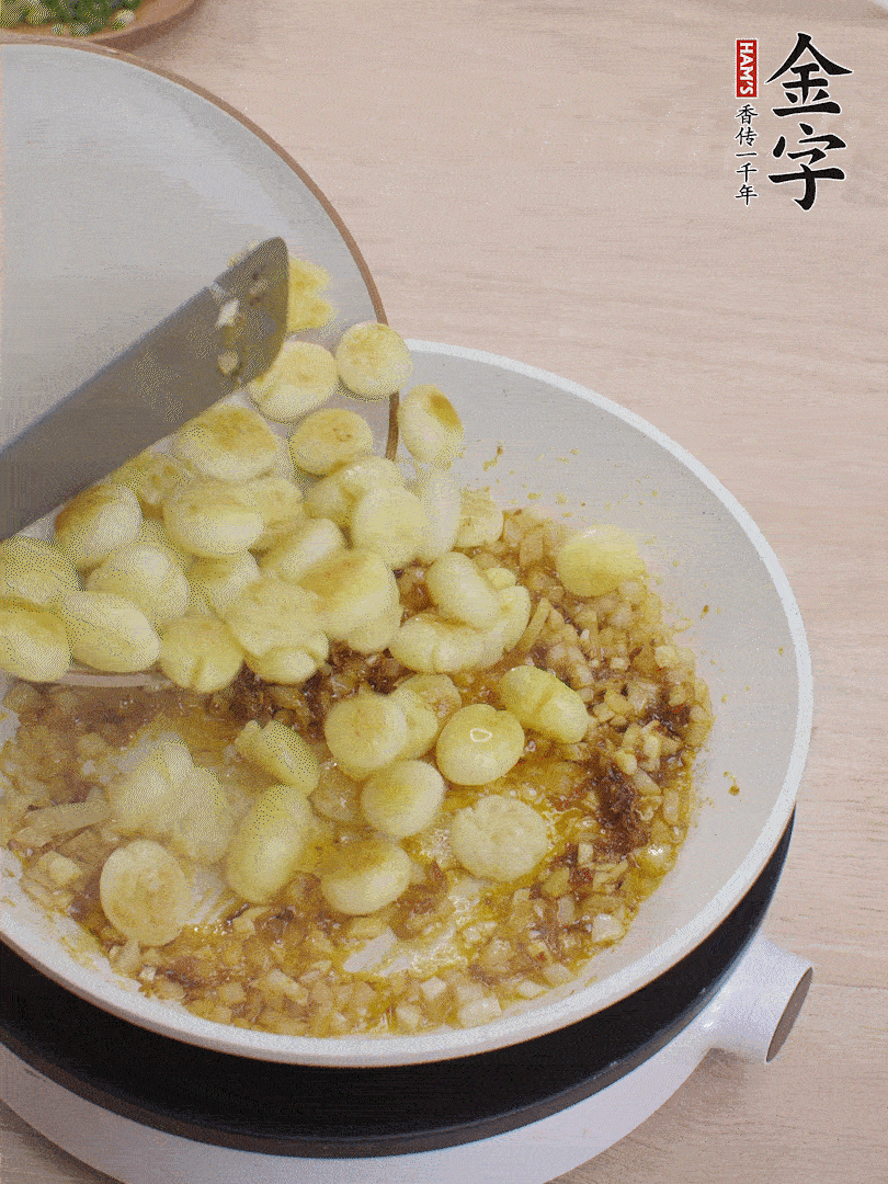 下小土豆翻炒均勻。