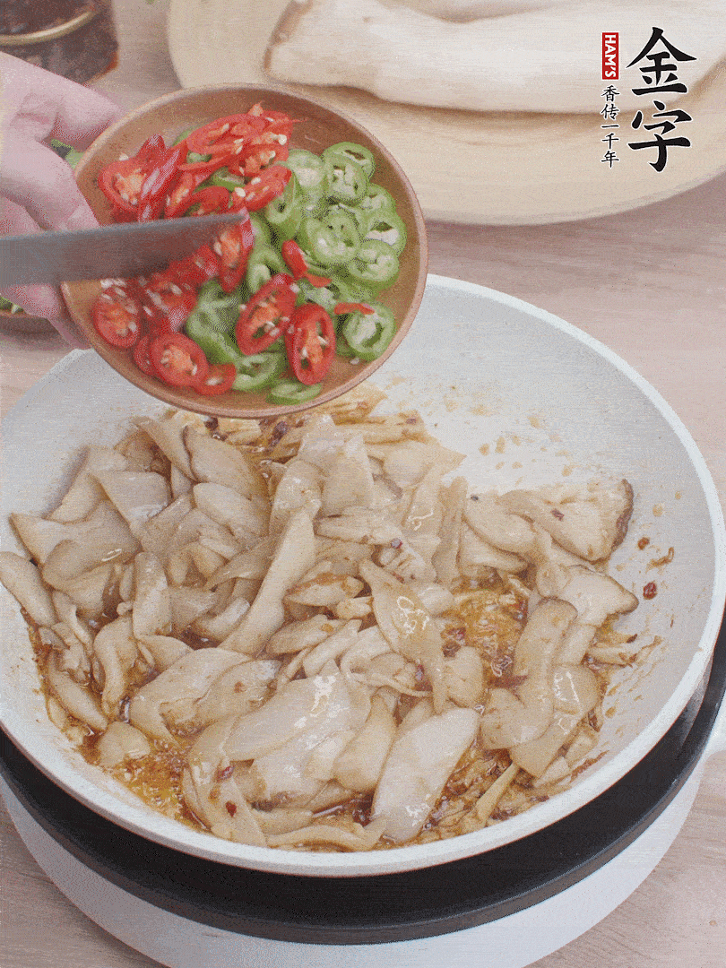 下杏鮑菇、青紅辣椒炒出香味。