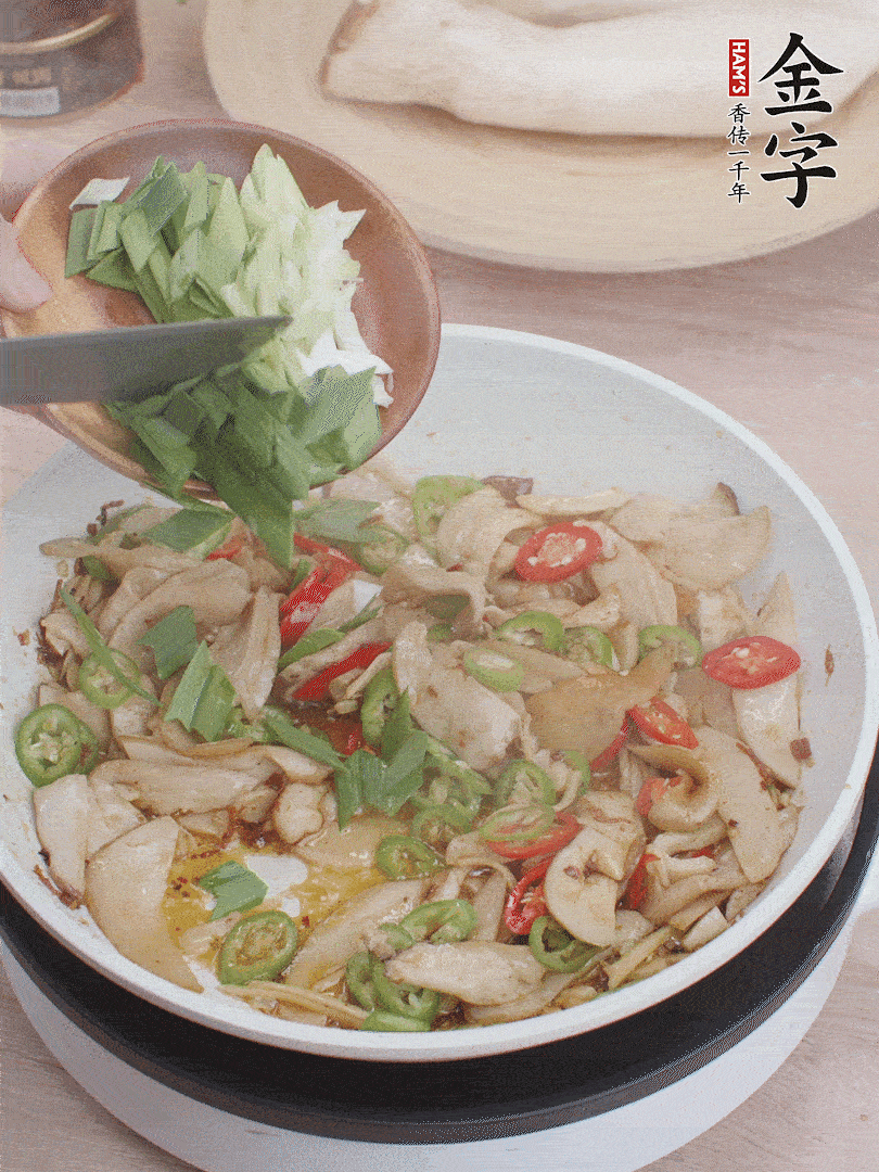 淋少許料酒、最后放大蒜葉。