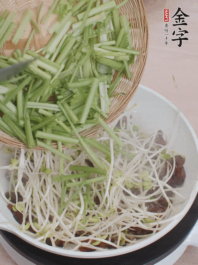 下豆芽、香芹翻炒均勻。
