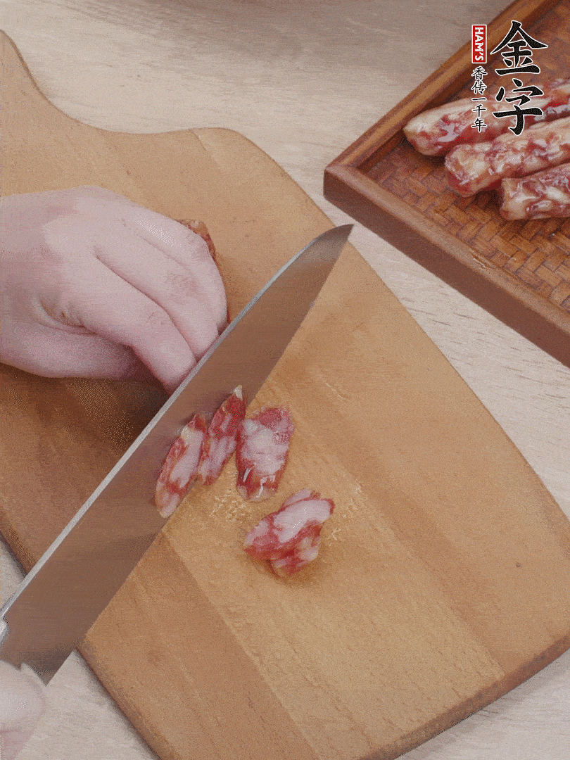 金字香腸斜切片，芹菜切段，小洋蔥切絲，綠菜椒切小塊。