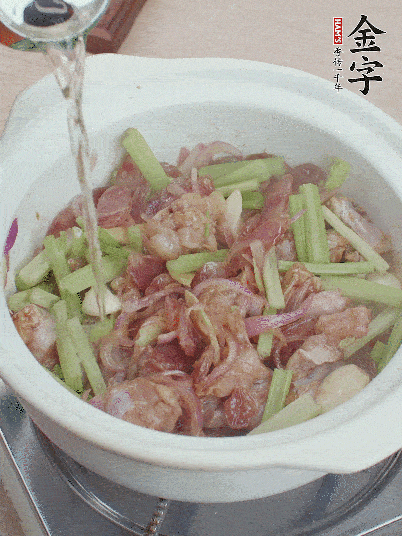 牛蛙變色后，淋點(diǎn)啤酒，加蓋后調(diào)小火燜10分鐘。