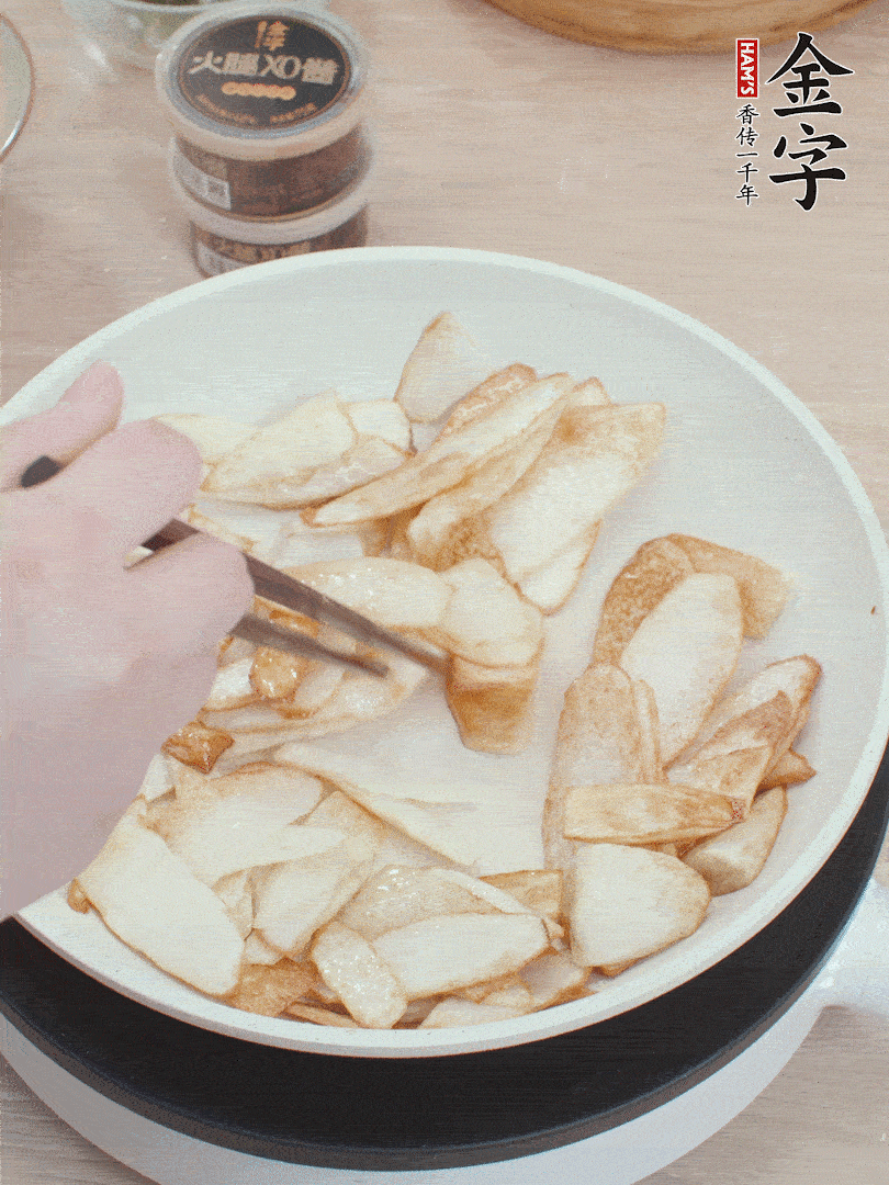 鍋中熱油，山藥煎至兩面金黃。
