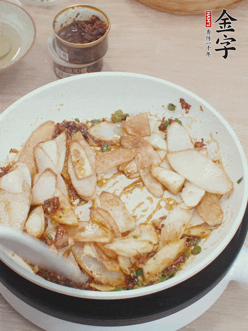 下山藥炒勻，撒蔥花。