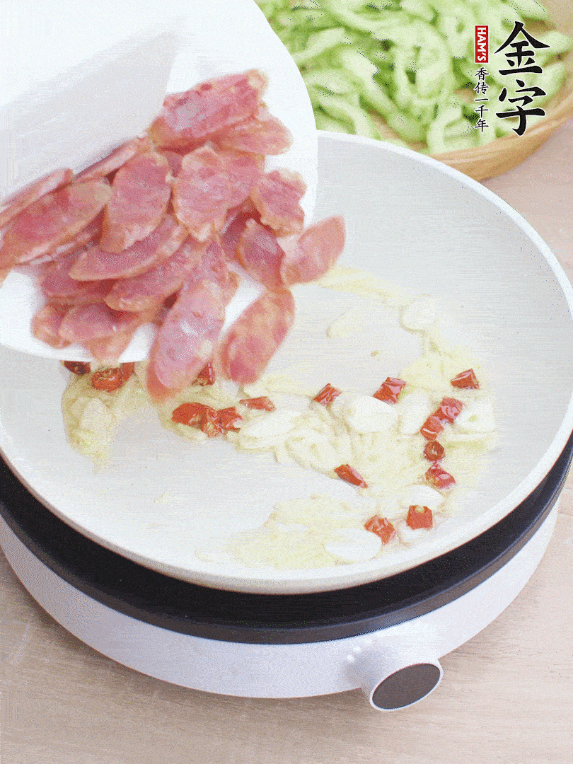 油5成熱時(shí)，姜、蒜、辣椒爆香。