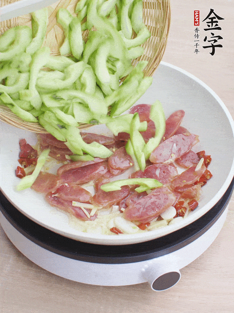 下香腸煸出油脂，放黃瓜翻炒。