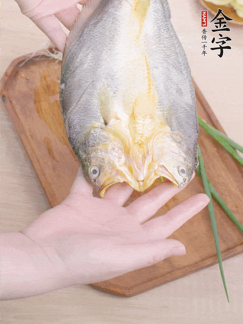 黃魚(yú)背部開(kāi)刀，洗凈切花刀。適量鹽涂抹魚(yú)身兩面。