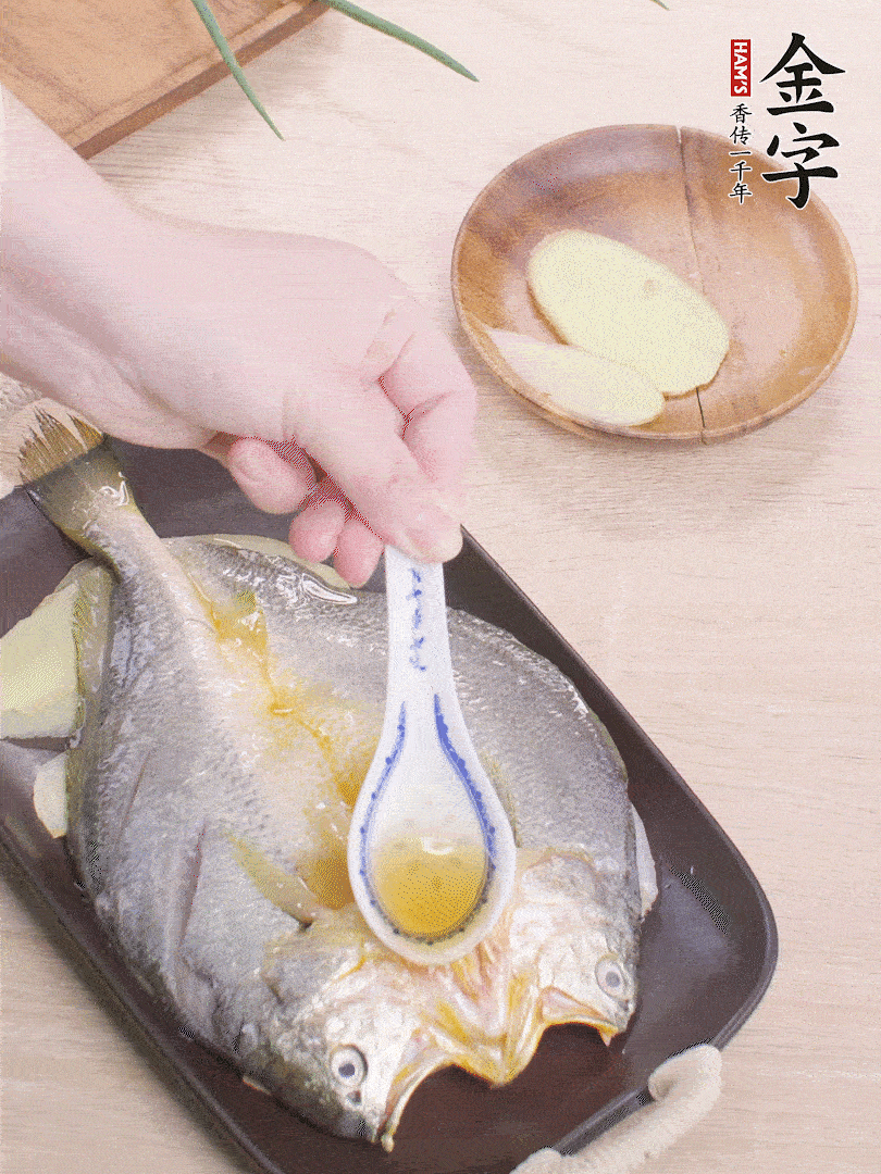盤底鋪姜片，放黃魚(yú)，淋2勺料酒。