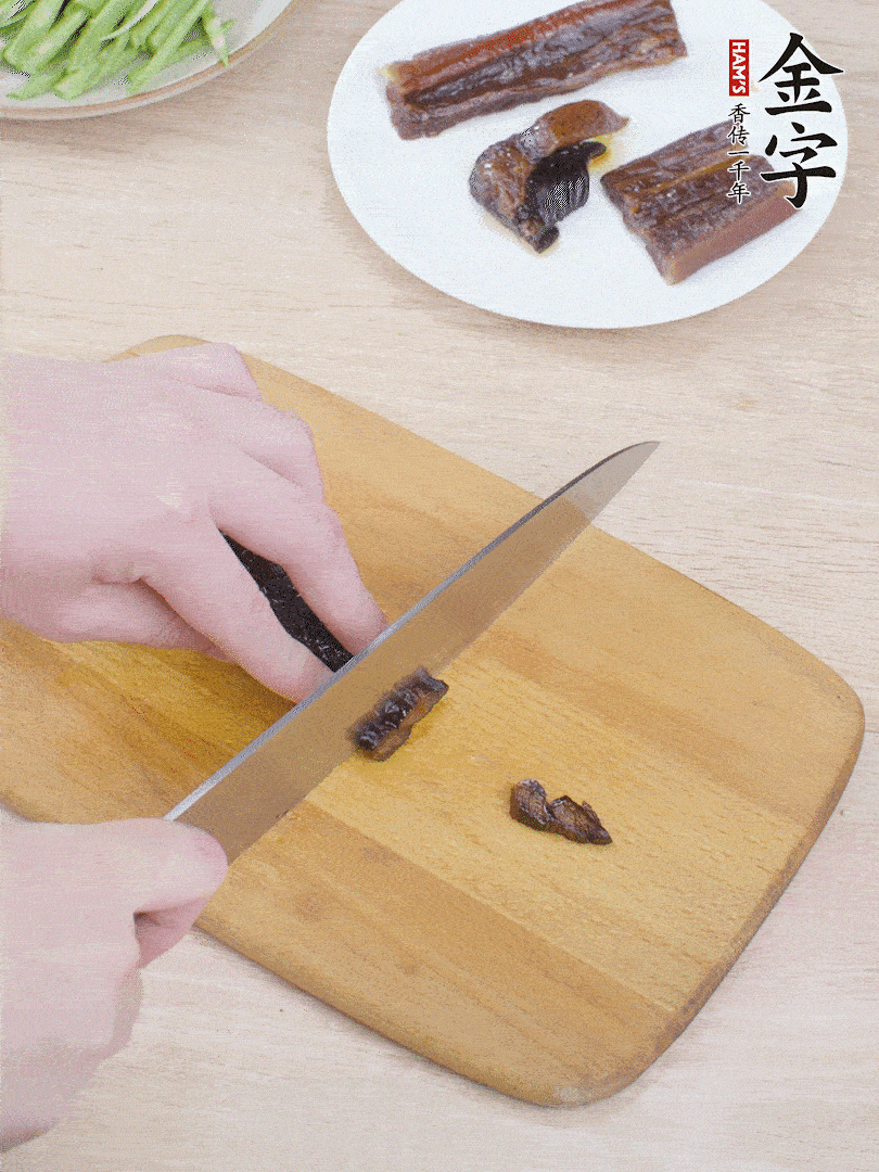 提前煮好的金字醬油肉切片。