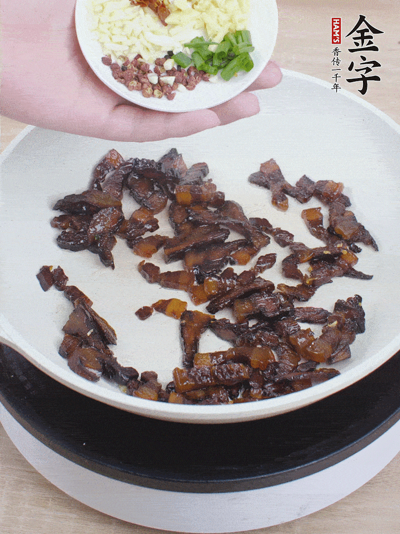 下蔥姜蒜、干辣椒、花椒粒炒香。