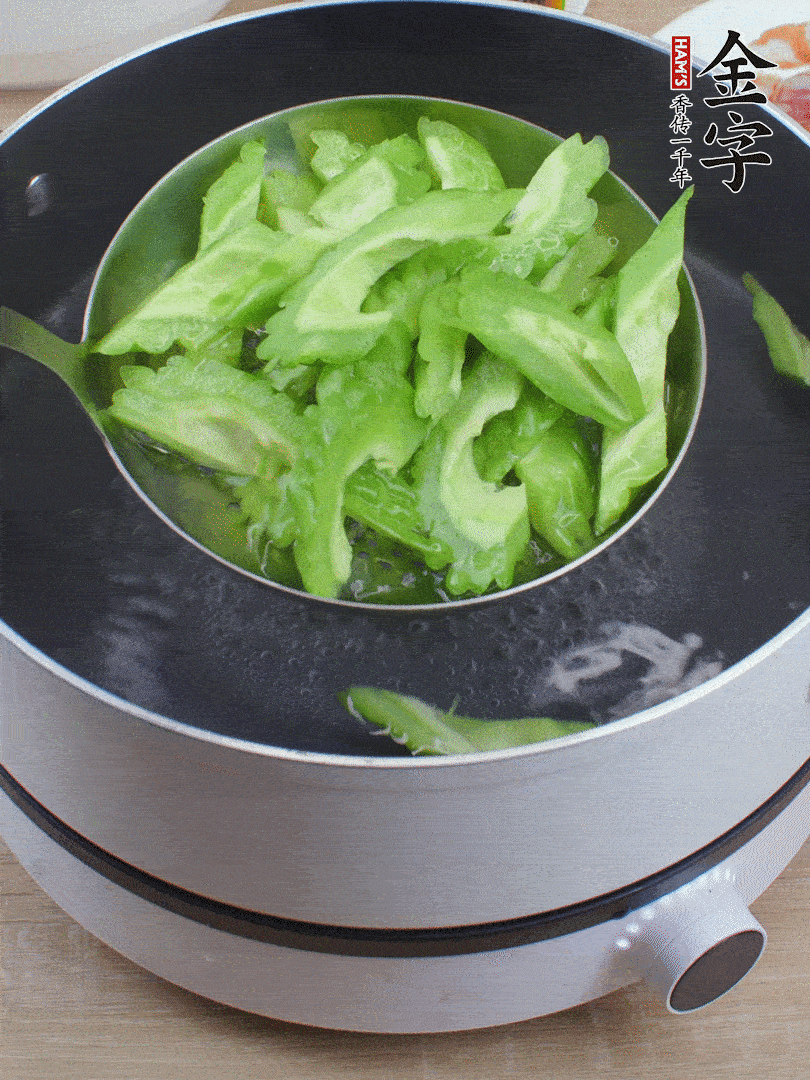 苦瓜去瓤切小塊，開水中加鹽汆燙30秒。