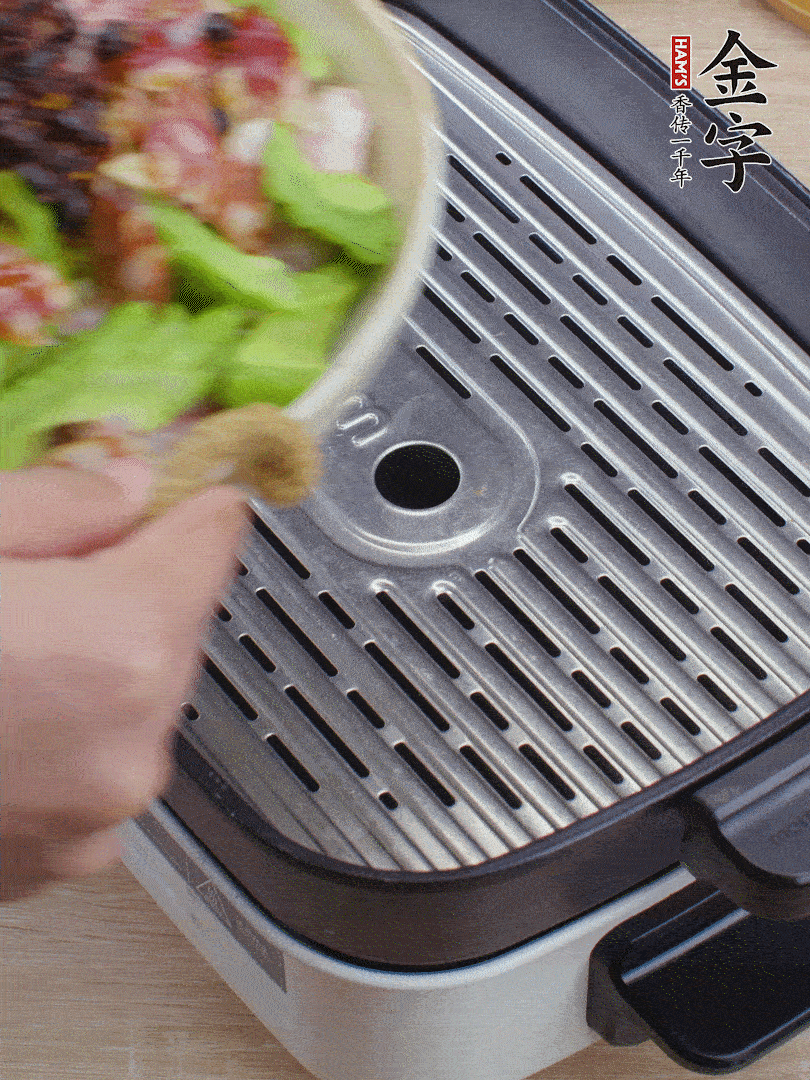 小排、苦瓜、香腸依次碼入，撒上豆豉蒸25分鐘。