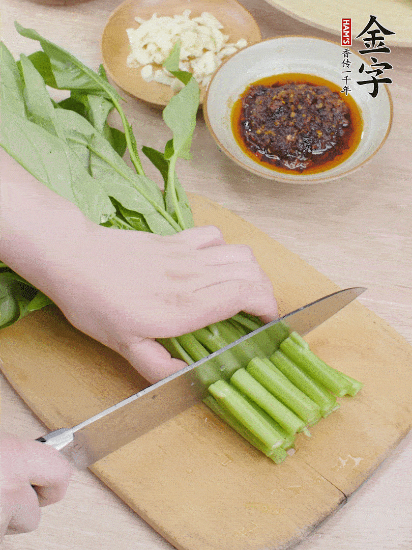 空心菜切段，大蒜拍碎切末。