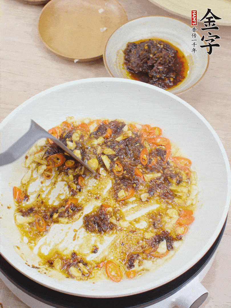 金字火腿干貝醬1勺翻炒均勻。