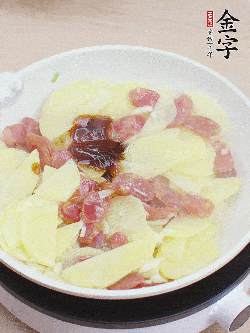 下土豆片，1勺生抽、1勺蠔油、1/3勺鹽、1/3勺糖炒至入味。