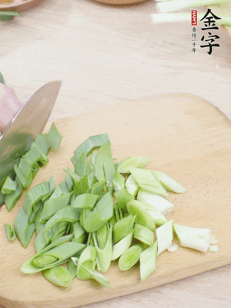 青蒜切段。（蒜白可以拍一下，再斜著切）