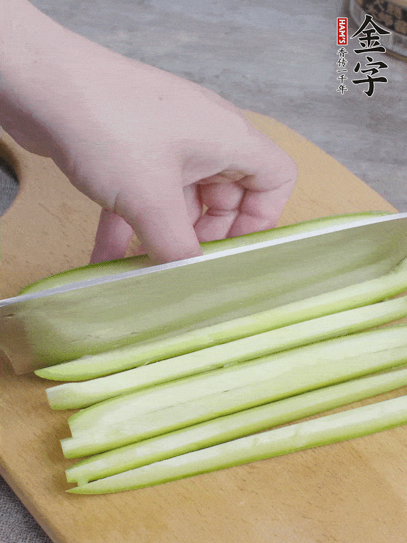 西葫蘆對(duì)半切，去瓤切條。