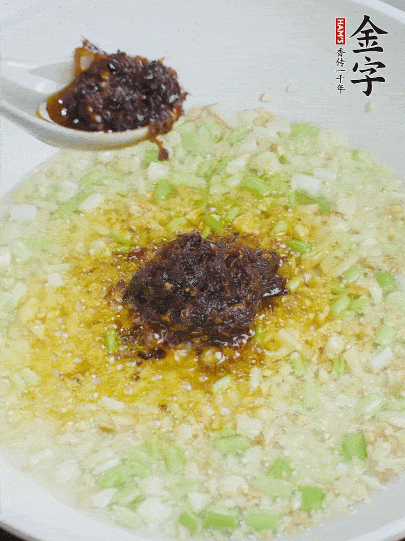 下蔥姜、1大勺金字火腿大師醬爆香。