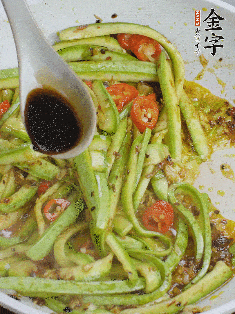 下西葫蘆，加1勺生抽、半勺蠔油、辣椒圈翻炒至斷生。
