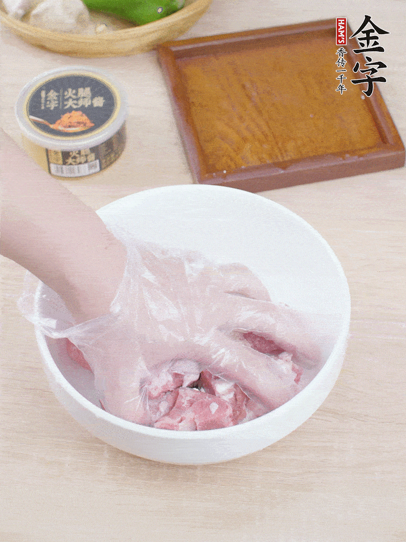 豬小排，加1勺料酒、1勺蠔油、1/3勺白胡椒粉、淀粉，抓拌均勻腌漬30分鐘。青椒去蒂去籽切塊。洋蔥去皮切塊。