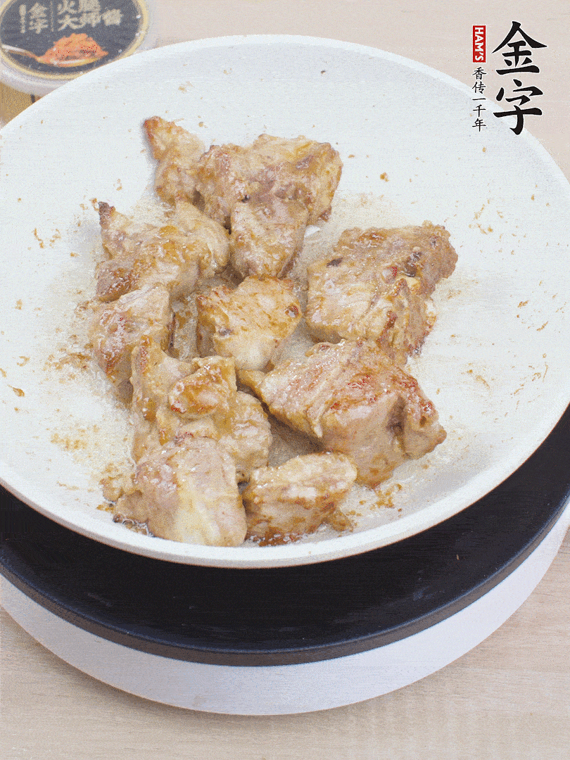 油4成熱，下小排煎炒至邊緣微微發(fā)焦。