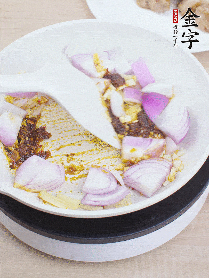 另起一鍋，姜、蒜末、1勺金字火腿大師醬、洋蔥塊炒香。