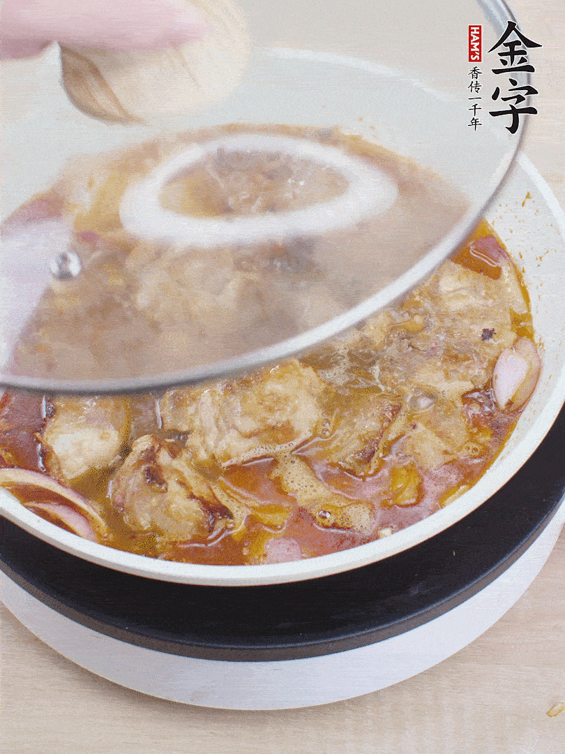 下小排翻炒，加1勺生抽、1點(diǎn)白砂糖和少許水燜2分鐘。