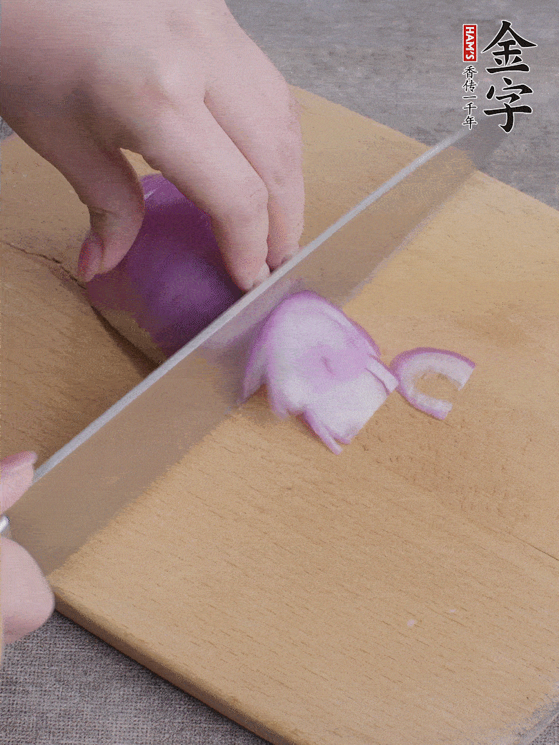 洋蔥切絲、蔥切段。