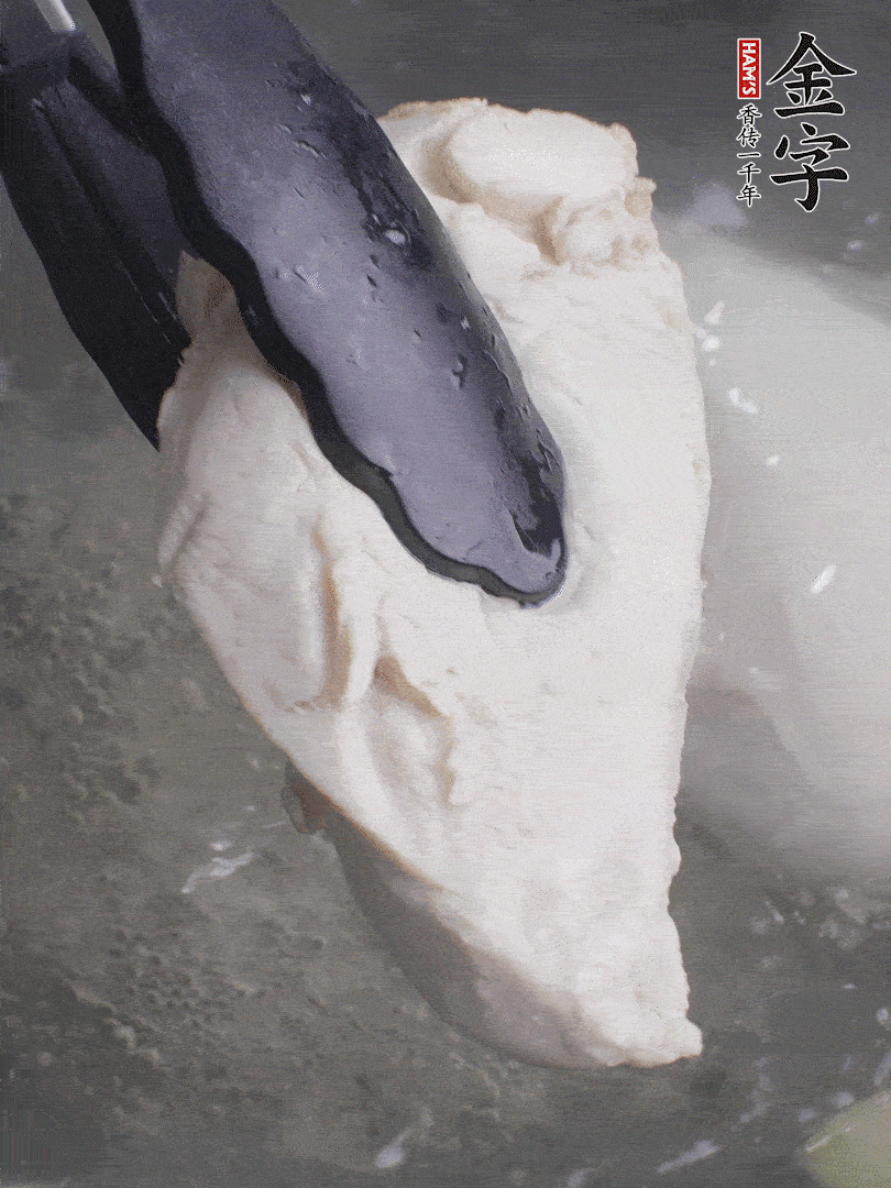 雞胸肉冷水下鍋，加姜片煮熟。過(guò)冰水撕成細(xì)絲。